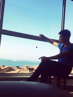 外卖员吃瓜群众视频,街头一幕引发网友热议