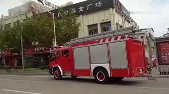 消防车出警吃瓜群众,吃瓜群众见证英勇救援瞬间