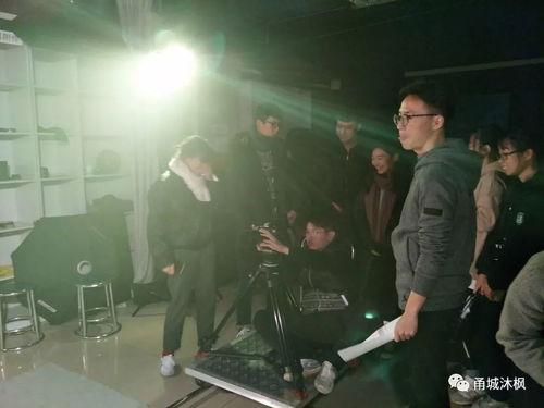 漂亮小姐姐吃瓜群众