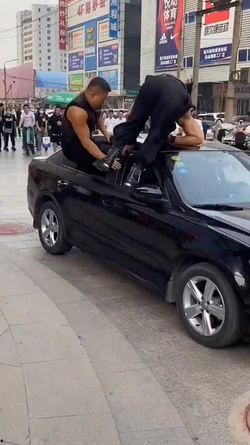 肌肉男群众吃瓜